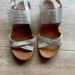 White Sketchers Luxe Foam women’s shoes size 8.5